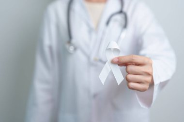 November Lung Kanser Bilinci Ayı. Beyaz kurdeleli doktor hastanede. Sağlık ve Dünya Kanser Günü konsepti