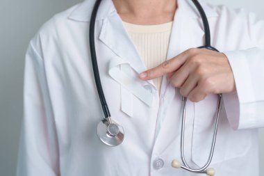 November Lung Kanser Bilinci Ayı. Beyaz kurdeleli doktor hastanede. Sağlık ve Dünya Kanser Günü konsepti