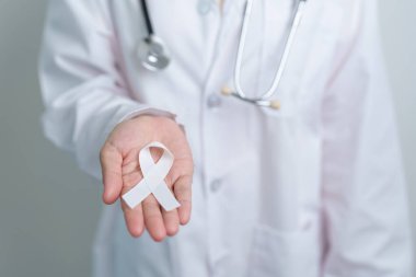 November Lung Kanser Bilinci Ayı. Beyaz kurdeleli doktor hastanede. Sağlık ve Dünya Kanser Günü konsepti