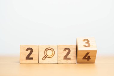 2024 blok ve büyüteç simgesi. SEO, Arama Motoru İyimserleştirme, işe alım, Reklam, Fikir, Strateji, Pazarlama, Anahtar Sözcük, İçerik ve Yeni Yıl Başlangıç kavramları