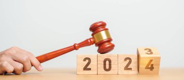 2023 Chcnge 'den 2024' e. Yargıç Tokmak da masada. Hukuk, avukat, yargı, adalet açık artırması ve teklif konsepti