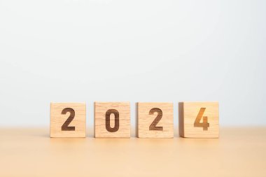 2024 yıllık blok masada. hedef, çözüm, strateji, plan, başlangıç, bütçe, misyon, eylem, motivasyon ve yeni yıl kavramları