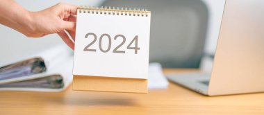Masa arkasında 2024 Yıllık Takvim. Geri sayım, Mutlu Yıllar, Çözünürlük, Hedefler, Plan, Eylem, Görev ve Mali Konsept