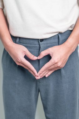 Yaşlı adamın prostat bezi ya da idrar kesesi ağrısı var. Prostat kanseri, büyüyen prostat, Prostatitis hastalığı, hipotiroidizm, Erkek Kısırlığı, Sağlık ve Dünya Kanser Günü konsepti