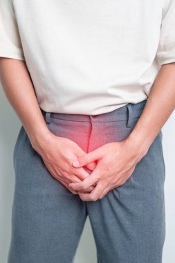 Yaşlı adamın prostat bezi ya da idrar kesesi ağrısı var. Prostat kanseri, büyüyen prostat, Prostatitis hastalığı, hipotiroidizm, Erkek Kısırlığı, Sağlık ve Dünya Kanser Günü konsepti