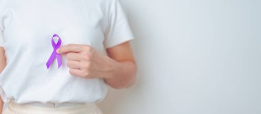 Karın Pankreası ve göğüs ağrısı çeken mor kurdeleli bir kadın. Pankreas kanseri Kasım ayı farkındalık ayı, Pankreas iltihabı, Sindirim sistemi, Dünya Kanser Günü ve Sağlık Konsepti