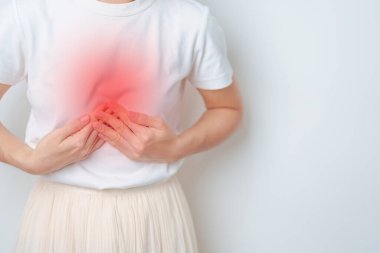 Karın Pankreası ve göğüs ağrısı çeken bir kadın. Pankreas kanseri Kasım ayı farkındalık ayı, Pankreas kanseri, karaciğer kanseri, sindirim sistemi, Dünya Kanser Günü ve Sağlık Konsepti