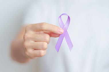 Karın, Şiddet, Pankreas, Esophageal, Testis kanseri, Alzheimer, epilepsi, lupus, Sarkoidoz ve Fibromiyalji için mor kurdele tutan kadın. Farkındalık ayı ve Dünya Kanser Günü konsepti