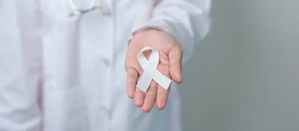 十一月的肺癌认知月 医生和白带在医院 保健和世界癌症日概念 — 图库照片