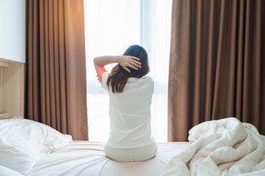 Evde yatakta yatarken kolu ağrıyan bir kadın, uyandıktan sonra kas hasarı ve ağrısı. Sağlık ve Tıp Konsepti