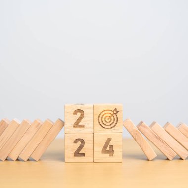 2024 yılında masaya düşen engeller, Risk Yönetimi, durgunluk, iş finans, Çözüm, strateji, hedef, Yeni Yıl planlama ve enflasyon ekonomisi kavramları