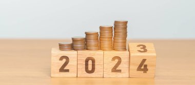 2023 'ten 2024' e yazı tura atıyoruz. Para, Bütçe, vergi, yatırım, finans, tasarruf ve Yeni Yıl Çözüm kavramları