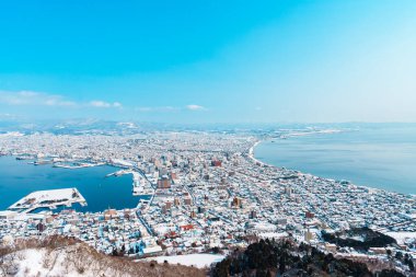 Kar mevsiminde Hakodate Dağı 'ndan güzel manzara ve şehir manzarası. Hokkaido, Japonya 'da önemli ve popüler. Seyahat ve Tatil konsepti.