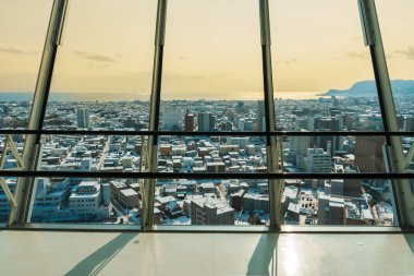 Kar mevsiminde Goryokaku Kulesi 'nden güzel manzara ve şehir manzarası. Hokkaido, Japonya 'da önemli ve popüler. Seyahat ve Tatil konsepti.