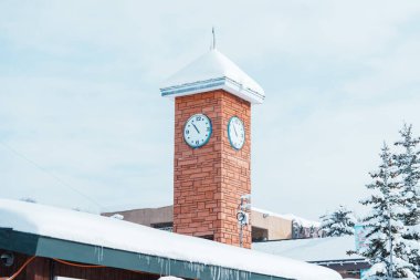 Kış mevsiminde Asahiyama Hayvanat Bahçesi 'nde karlı saat kulesi. Asahikawa, Hokkaido, Japonya 'da turistlerin uğrak yeridir. Seyahat ve Tatil kavramı