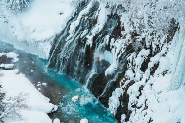 Shirahige Şelalesi kışın karla, Biei nehri Blue Pond 'a akar. Japonya 'nın Hokkaido şehrinde önemli ve popüler bir yer. Seyahat ve Tatil kavramı