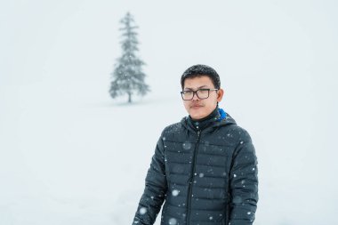 Biei 'de turist ziyareti, Kazaklı Gezgin kış mevsiminde Kar' la Noel ağacı gezisi. Japonya 'nın Hokkaido şehrinde önemli ve popüler bir yer. Seyahat ve Tatil kavramı