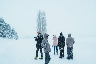 Biei 'de turist ziyareti, Kazaklı Gezgin Ken ve Kar' la Evlenme Ağacı 'nın kış sezonunda gezisi. Japonya 'nın Hokkaido şehrinde önemli ve popüler bir yer. Seyahat ve Tatil kavramı