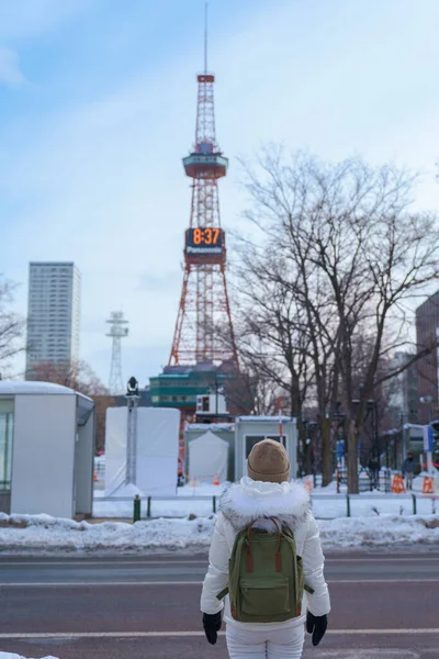 Mujer Turista Visitando Sapporo Viajero Suéter Turismo Torre Sapporo Con — Foto de Stock