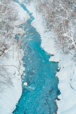 Shirahige Şelalesi kışın karla, Biei nehri Blue Pond 'a akar. Japonya 'nın Hokkaido şehrinde önemli ve popüler bir yer. Seyahat ve Tatil kavramı