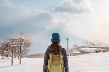 Niseko 'da kadın turist, Kazaklı Gezgin kış mevsiminde Kar ile Yotei Dağı' nı geziyor. Japonya 'nın Hokkaido şehrinde önemli ve popüler bir yer. Seyahat ve Tatil kavramı