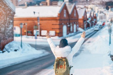 Hakodate 'de turist ziyareti, Kazaklı Gezgin kışın Snow' la Kanemori Kırmızı Tuğla Deposu 'nu geziyor. Hokkaido, Japonya 'da önemli ve popüler. Seyahat ve Tatil konsepti.