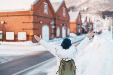 Hakodate 'de turist ziyareti, Kazaklı Gezgin kışın Snow' la Kanemori Kırmızı Tuğla Deposu 'nu geziyor. Hokkaido, Japonya 'da önemli ve popüler. Seyahat ve Tatil konsepti.