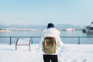 Hakodate 'de kadın turist ziyareti, Kazaklı Gezgin kışın Pamuk ile Hakodate limanını geziyor. Hokkaido, Japonya. Seyahat ve Tatil konsepti.