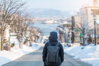 Hakodate 'de turist ziyareti, Kazaklı Gezgin kışın Hachiman Zaka yamacını geziyor. Japonya 'nın Hokkaido şehrinde önemli ve popüler bir yer. Seyahat ve Tatil kavramı