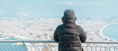 Hakodate 'de turist ziyareti, Kazaklı Gezgin kışın Hakodate Dağı' ndan kar manzarası. Hokkaido, Japonya 'da önemli ve popüler. Seyahat ve Tatil konsepti.