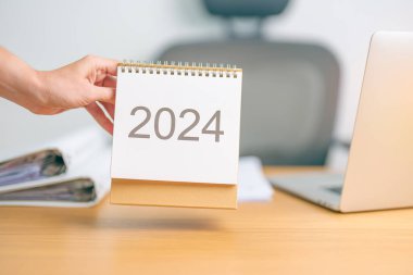 Masa arkasında 2024 Yıllık Takvim. Geri sayım, Mutlu Yıllar, Çözünürlük, Hedefler, Plan, Eylem, Görev ve Mali Konsept