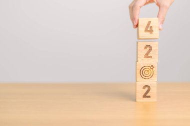 Dart tahtası simgesiyle 2024 yıllık blok. Hedef, Hedef, Çözünürlük, Strateji, Plan, Eylem, Görev, Motivasyon ve Yeni Yıl Başlangıç kavramları