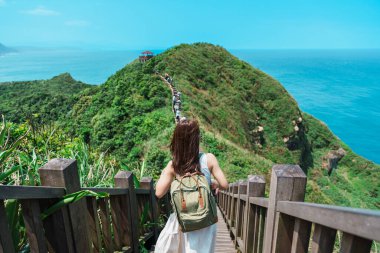 Tayvan 'a gezmeye gelen bir kadın, sırt çantalı bir turist Bitou Burnu Yürüyüş Patikası, New Taipei. Taipei yakınlarındaki önemli ve popüler yerler. Asya Seyahat Konsepti