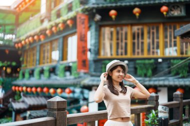 Tayvan 'da gezen bir kadın gezgin Jiufen Eski Sokak Köyü' nde gezen şapkalı bir turist ve Tea House geçmişi var. Taipei şehrinin yakınlarındaki önemli ve popüler yerler. Seyahat ve Tatil kavramı