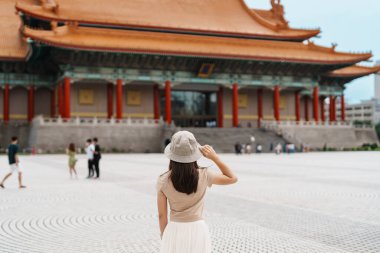 Tayvan 'a gezmeye gelen kadın gezgin, National Chiang Kai shek Memorial ya da Taipei City Hall Freedom Square' de gezmeye gelen şapkalı bir turist. Şehir simgesi ve popüler gösteriler. Asya Seyahat Konsepti