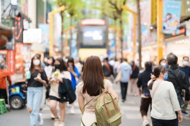 Tayvan 'a seyahat eden kadın gezgin, çanta gezisi ve Ximending Caddesi Marketi' nde alışveriş yapan turist, Taipei 'de önemli yerler ve popüler yerler. Asya Seyahat ve Tatil Konsepti