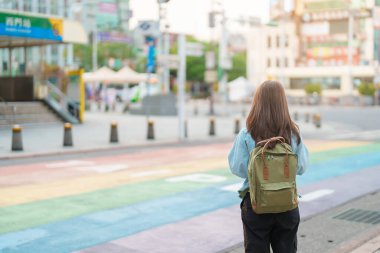 Tayvan 'da gezen bir kadın, Taipei' de gökkuşağı yaya geçidini gezen bir turist. Şehir simgesi ve popüler gösteriler. Asya Seyahat, Seyahat ve Tatil Konsepti