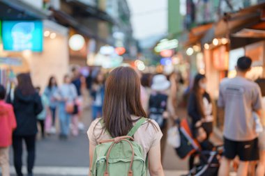 Tayvan 'a seyahat eden kadın gezgin, çanta gezisi ve Shilin Night Market' te alışveriş yapan turist, Taipei 'de önemli yerler ve popüler yerler. Asya Seyahat ve Tatil Konsepti
