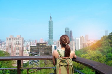 Tayvan, Taipei 'yi gezen bir kadın gezgin Fil Dağı' nı veya Xiangshan 'ı geziyor. Asya Seyahat, Tatil ve Seyahat Konsepti