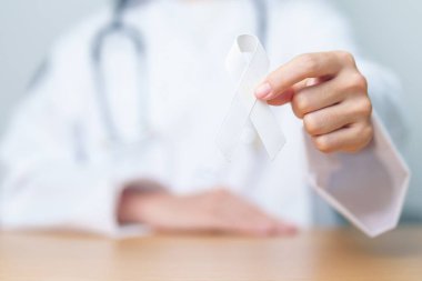 November Lung Kanser Bilinci Ayı. Beyaz kurdeleli doktor hastanede. Sağlık ve Dünya Kanser Günü konsepti