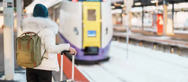 Turista Mujer Con Bolsa Plataforma Estación Tren Con Nieve Invierno — Foto de Stock