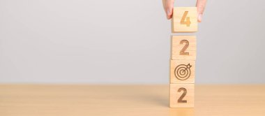 Dart tahtası simgesiyle 2024 yıllık blok. Hedef, Hedef, Çözünürlük, Strateji, Plan, Eylem, Görev, Motivasyon ve Yeni Yıl Başlangıç kavramları