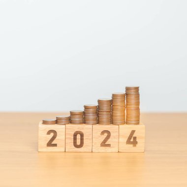 Madeni paralarla 2024 yıllık blok. Para, Bütçe, vergi, yatırım, finans, tasarruf ve Yeni Yıl Çözüm kavramları