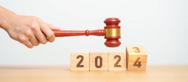 2023 Chcnge 'den 2024' e. Yargıç Tokmak da masada. Hukuk, avukat, yargı, adalet açık artırması ve teklif konsepti
