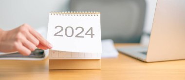 Masa arkasında 2024 Yıllık Takvim. Geri sayım, Mutlu Yıllar, Çözünürlük, Hedefler, Plan, Eylem, Görev ve Mali Konsept