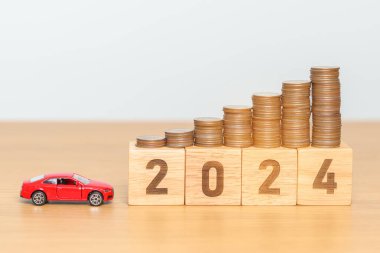 Araç modeli, bozuk para ve otomobil vergisi ile 2024 yıllık blok. Para Tasarruf, Araba Sigortası, Finans, Araç Tamir ve Bakım ve Yeni Yıl Konsepti