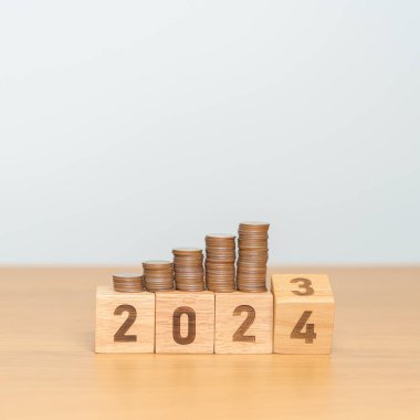 2023 'ten 2024' e yazı tura atıyoruz. Para, Bütçe, vergi, yatırım, finans, tasarruf ve Yeni Yıl Çözüm kavramları