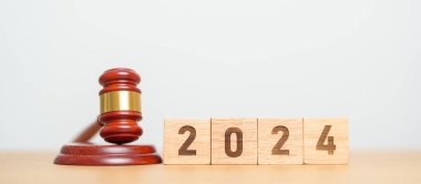 2024 blok, Yargıç Gavin 'in masasında. Hukuk, avukat, yargı, adalet açık artırması ve teklif konsepti