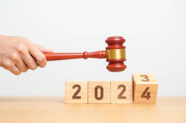 2023 Chcnge 'den 2024' e. Yargıç Tokmak da masada. Hukuk, avukat, yargı, adalet açık artırması ve teklif konsepti