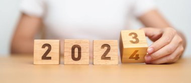 2023 'ten 2024' e kadar değişin. hedef, çözüm, strateji, plan, başlangıç, bütçe, misyon, eylem, motivasyon ve yeni yıl kavramları